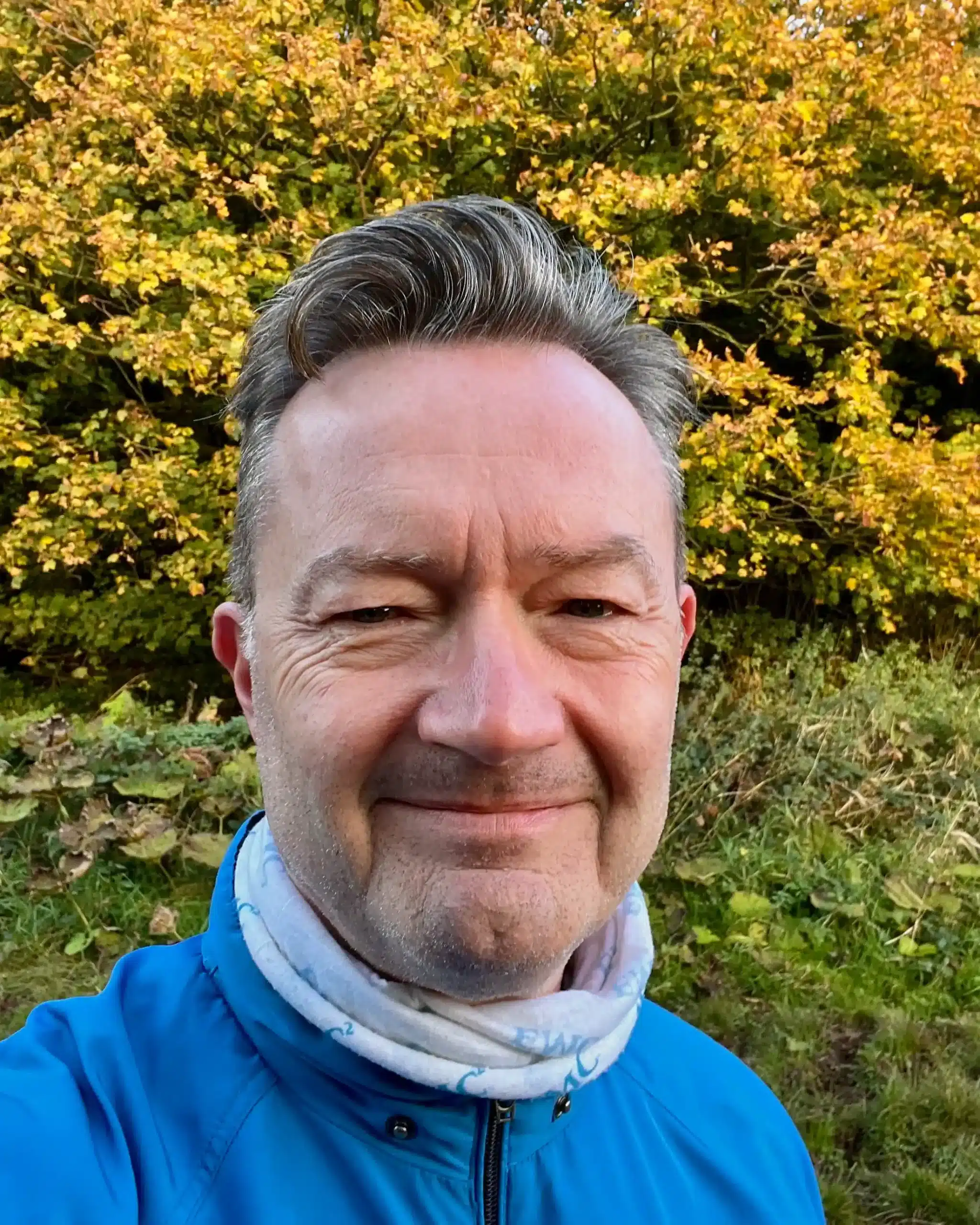 Tom Antonsen in exercise outfit in front of trees with autumn colours